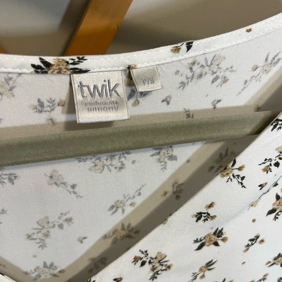 TWIK white blouse with adorable flowers size small - Picture 3 of 5